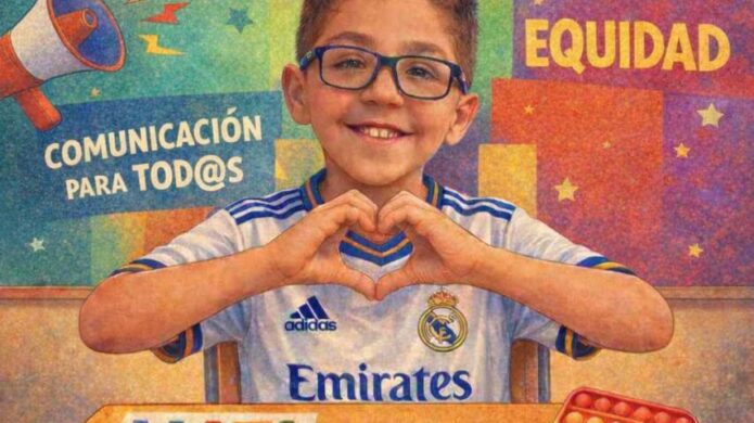 Niño sonriente haciendo un corazón con las manos en clase.