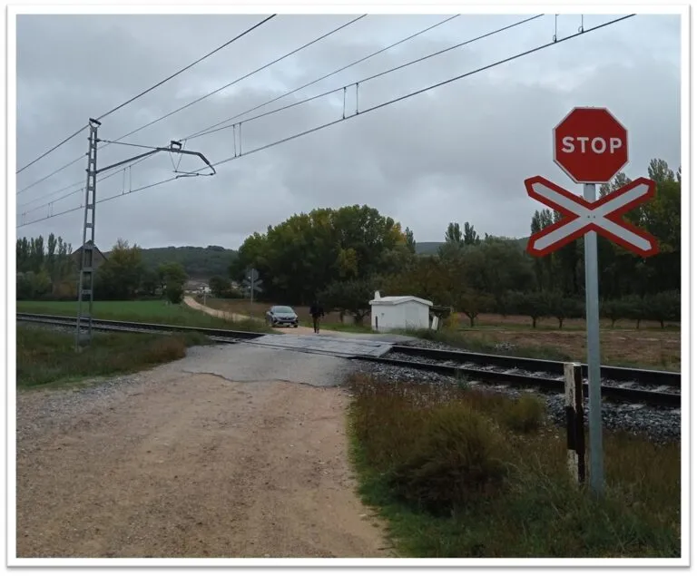 Paso a nivel en Alar del Rey con señalización de stop y vías de tren