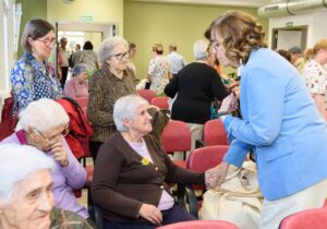 Reunión en la residencia San Telmo con residentes y personal
