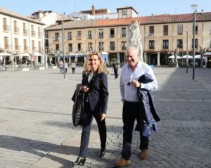Meritxell Batet caminando en una plaza de Palencia con un acompañante