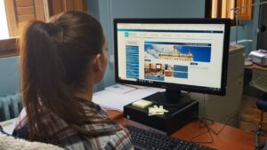 Persona utilizando un ordenador en una oficina administrativa