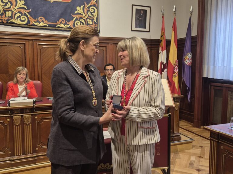 Mónica de la Sierra recibiendo un reconocimiento en la Diputación de Palencia