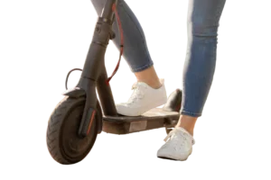 Mujer joven viajando en un scooter eléctrico en la ciudad