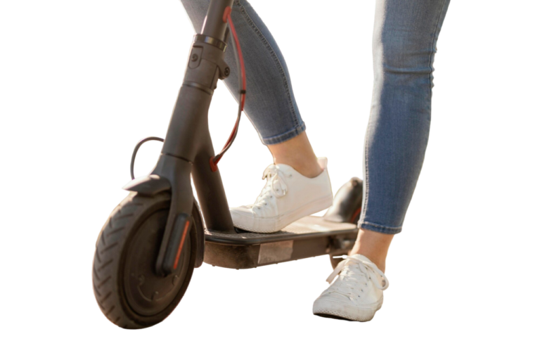 Mujer joven viajando en un scooter eléctrico en la ciudad