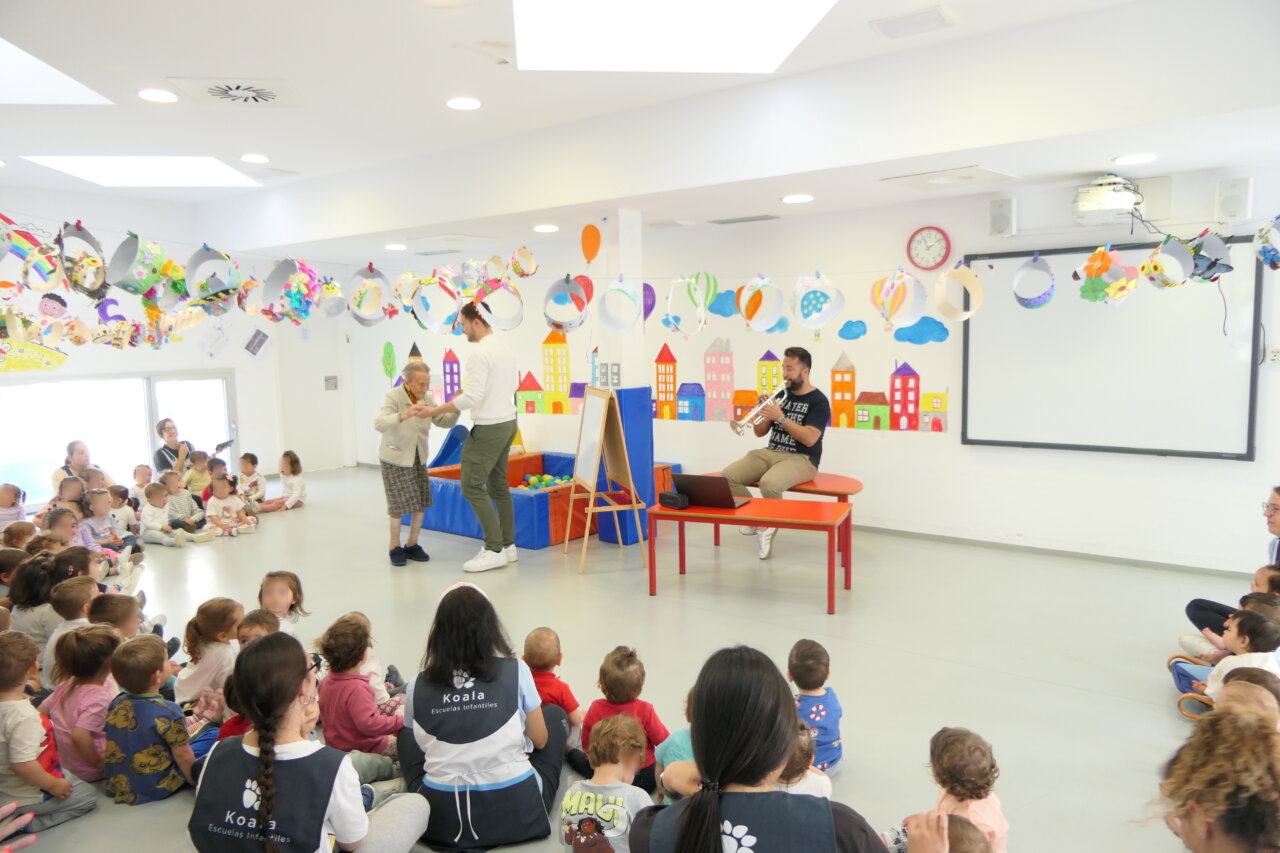 Niños y mayores celebran el Día de Castilla y León con música y cuentos.
