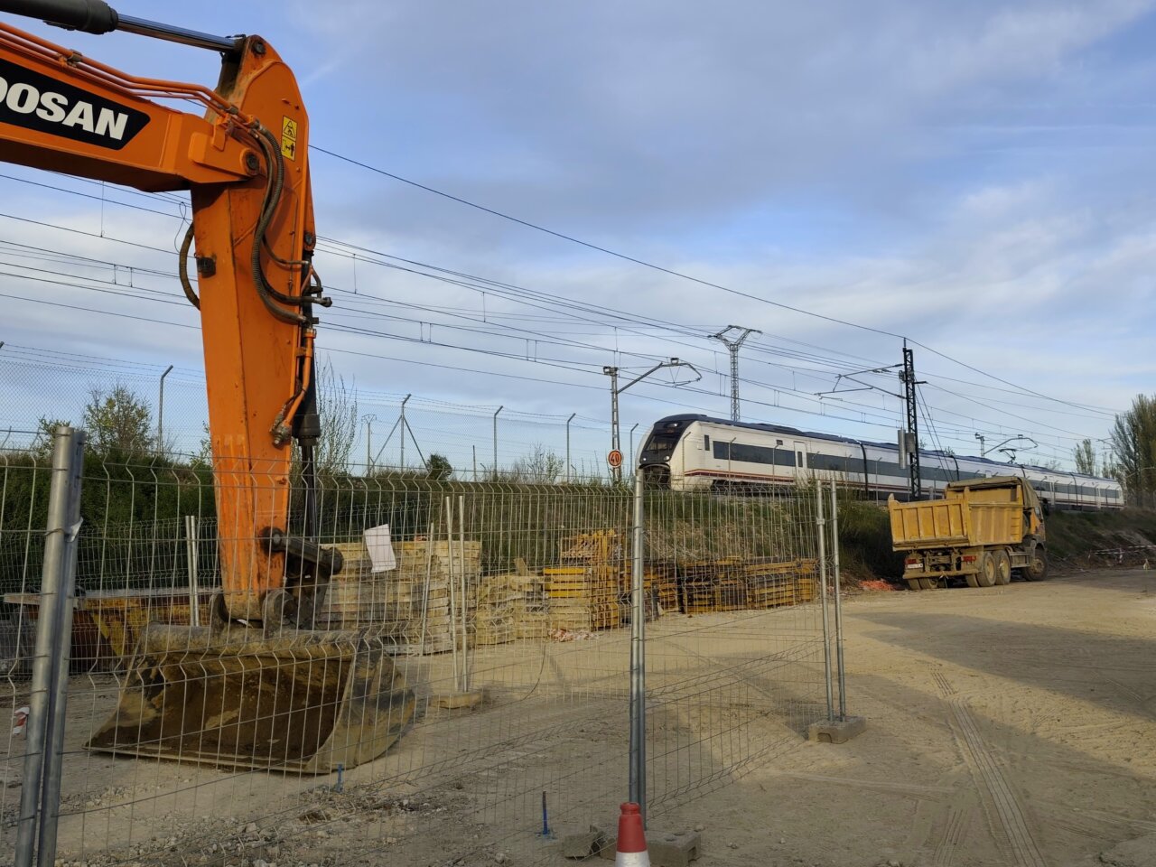 Excavadora en obra de la línea de alta velocidad entre Palencia y León