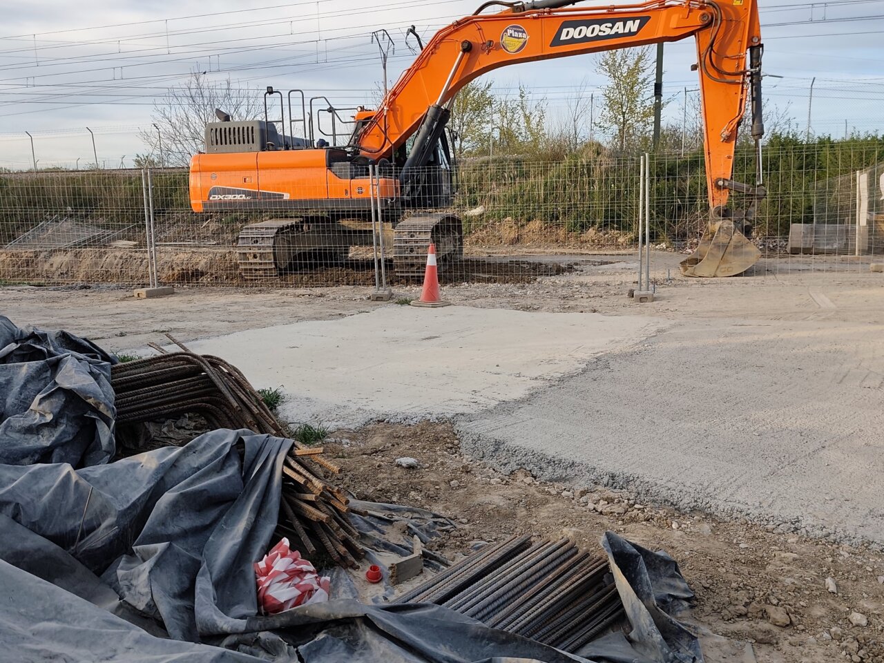 Excavadora en obra de la línea de alta velocidad en Palencia.