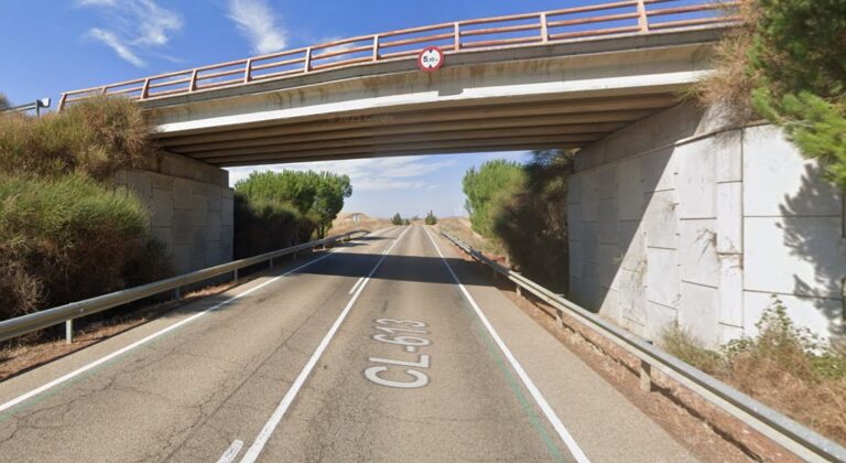 Puente en la carretera CL-613 en Paredes de Nava