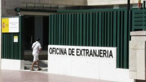 Entrada de la oficina de extranjería en España con un hombre caminando hacia ella
