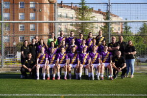 Equipo de fútbol femenino de Palencia posando en el campo
