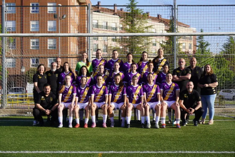 Equipo de fútbol femenino de Palencia posando en el campo