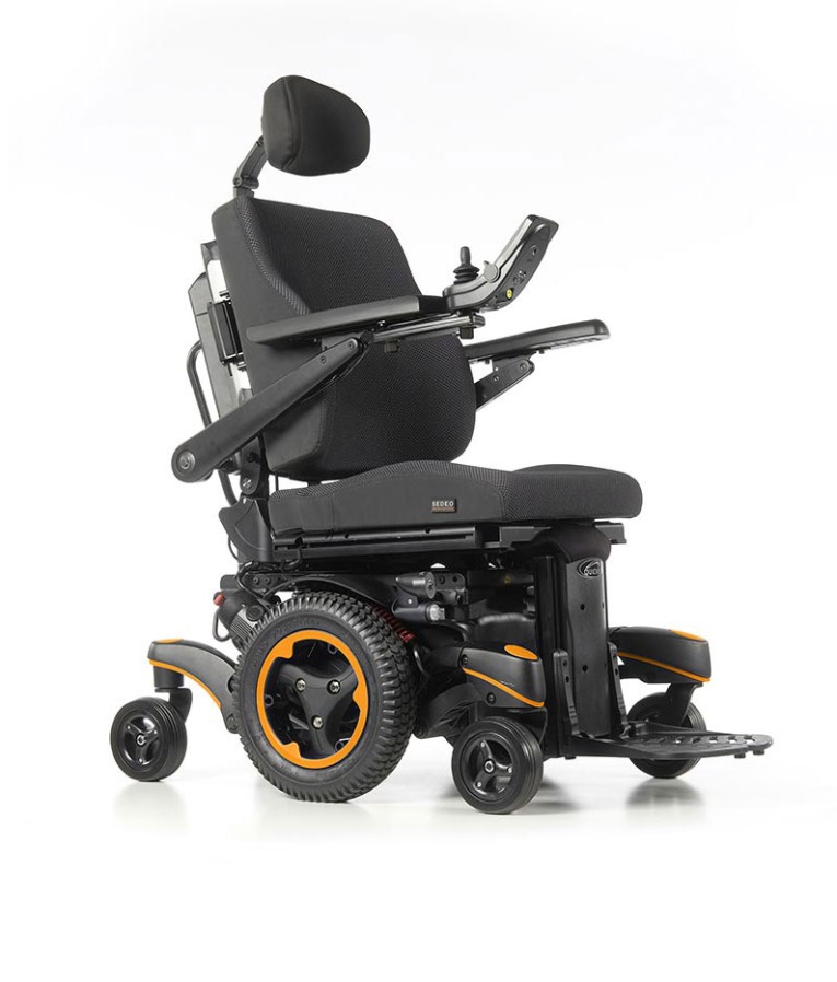 Silla de ruedas eléctrica negra con detalles naranjas para movilidad