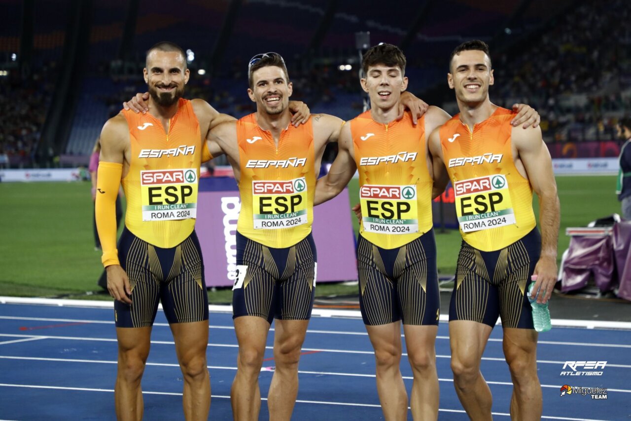 Atletas españoles posando en la pista de atletismo en Roma 2024