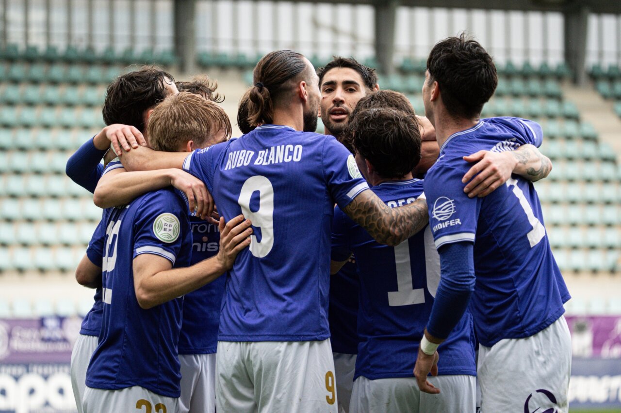 Jugadores del Palencia Cristo Atlético celebrando un gol en el partido