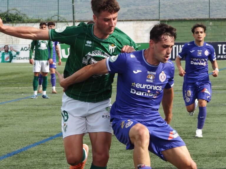 Jugadores del Palencia Cristo Atlético en un partido de fútbol en Guijuelo