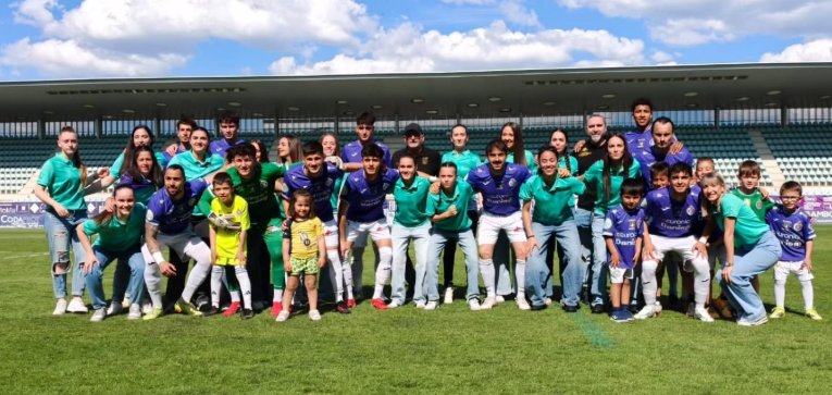Equipo de fútbol femenino Palencia FF en el homenaje al Palencia Cristo Atlético