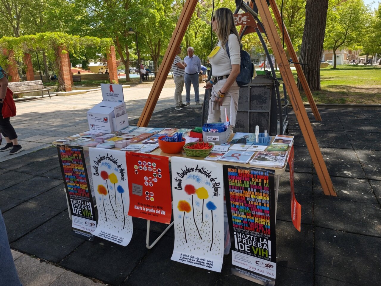 Mesa informativa sobre VIH en evento solidario en Palencia