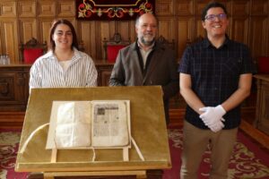Funcionarios del Ayuntamiento de Palencia presentan un documento histórico