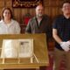 Funcionarios del Ayuntamiento de Palencia presentan un documento histórico