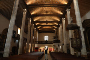 Interior de una iglesia con columnas y techo decorado en Palencia