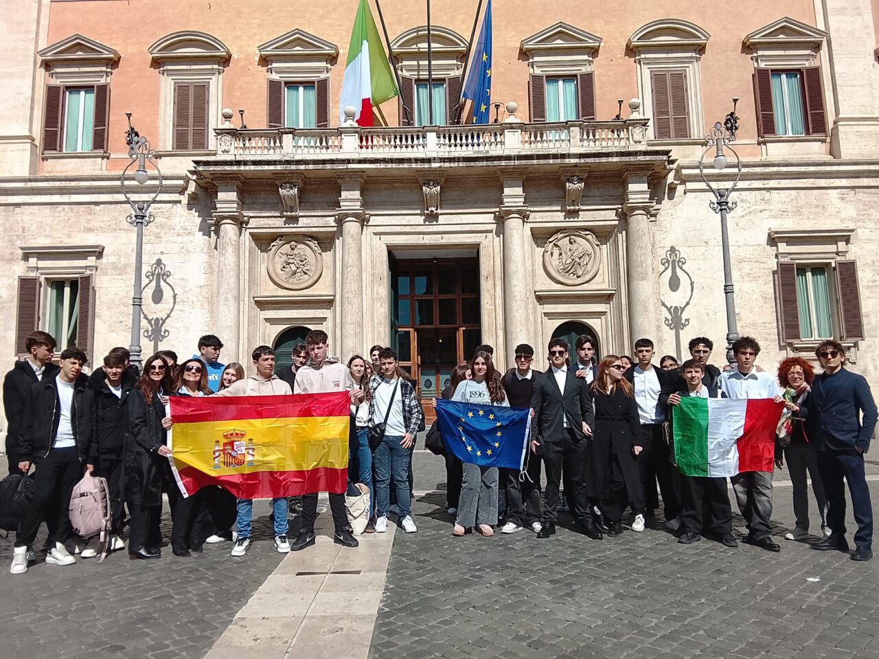 Grupo de estudiantes con banderas de España, Italia y Europa en Roma