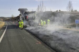Trabajadores reparando el asfalto en la autovía A-67 cerca de Herrera de Pisuerga.