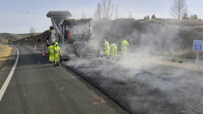 Trabajadores reparando el asfalto en la autovía A-67 cerca de Herrera de Pisuerga.