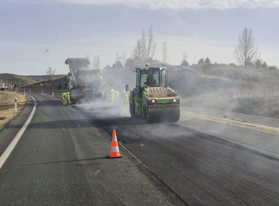 Trabajos de parcheo en la autovía A-67 cerca de Herrera de Pisuerga