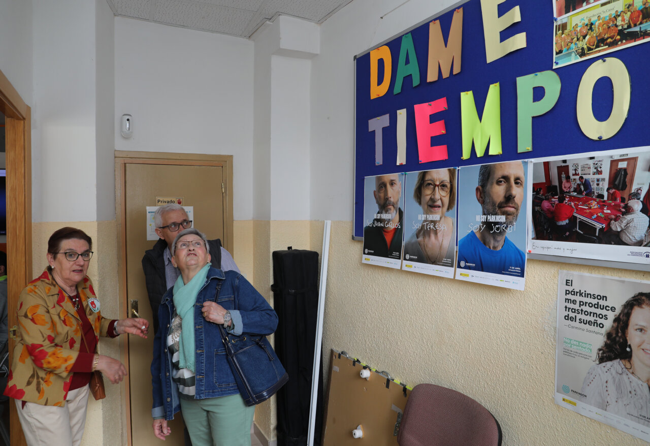 Tres personas en un centro de apoyo para pacientes de Párkinson