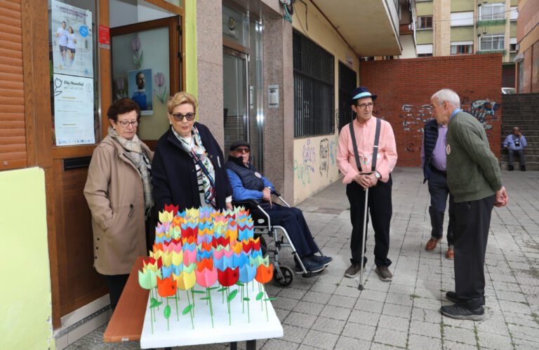 Grupo de personas en un evento sobre el Párkinson en Palencia