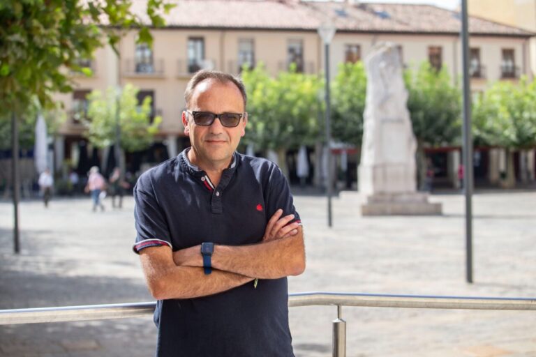 Retrato de Pedro Brouilhet, párroco en Palencia, con fondo de plaza