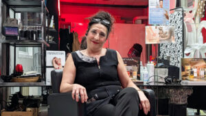 Mujer en un salón de belleza con productos de cuidado personal