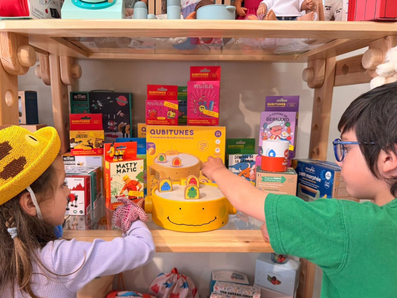 Niños jugando con juguetes en la tienda Pirrakas en Palencia