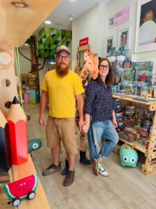 Noe y Manu en la tienda Pirrakas Kids con juguetes y decoración colorida