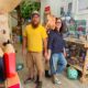 Noe y Manu en la tienda Pirrakas Kids con juguetes y decoración colorida