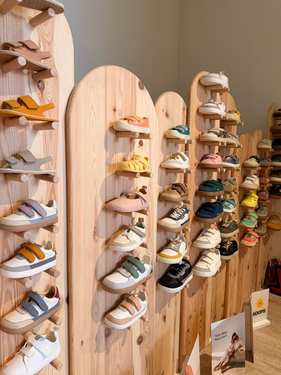 Exhibición de calzado infantil en la tienda Pirrakas en Palencia