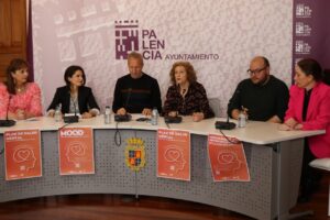 Presentación del Plan de Salud Mental en el Ayuntamiento de Palencia con varios ponentes.