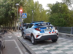 Vehículo de la Policía Local detenido en un semáforo en Palencia.