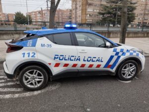 Vehículo de la Policía Local en Palencia con luces encendidas