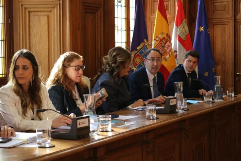 Reunión del PP en el Consistorio de Palencia discutiendo sobre la administración local