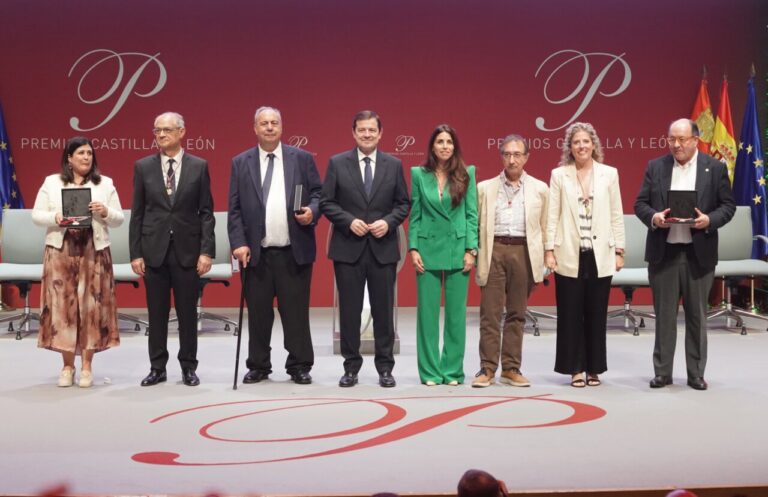 Grupo de premiados en la ceremonia de los Premios Castilla y León 2025
