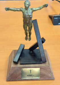 Estatuilla de los Premios FUNDOS sobre una mesa de madera