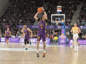 Adam Kunkel lanzando a canasta durante un partido de baloncesto