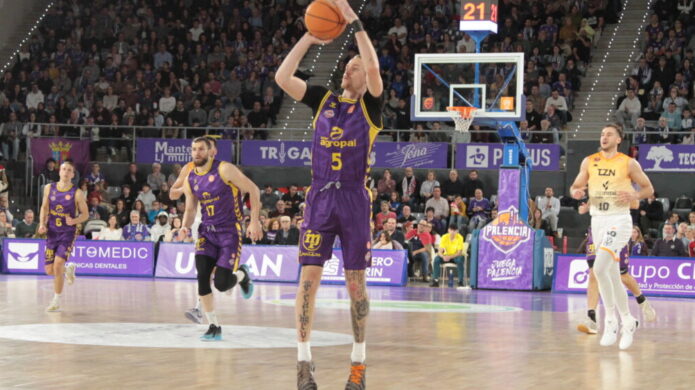 Adam Kunkel lanzando a canasta durante un partido de baloncesto