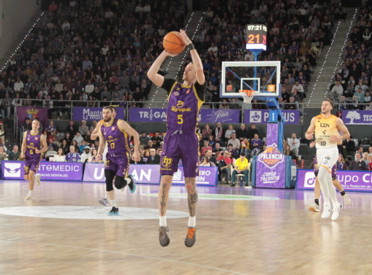 Adam Kunkel lanzando a canasta durante un partido de baloncesto