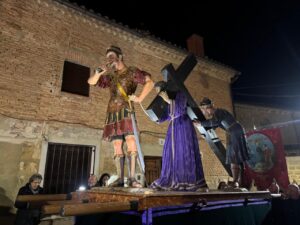 Escena de la procesión del Jueves Santo en Astudillo con figuras religiosas
