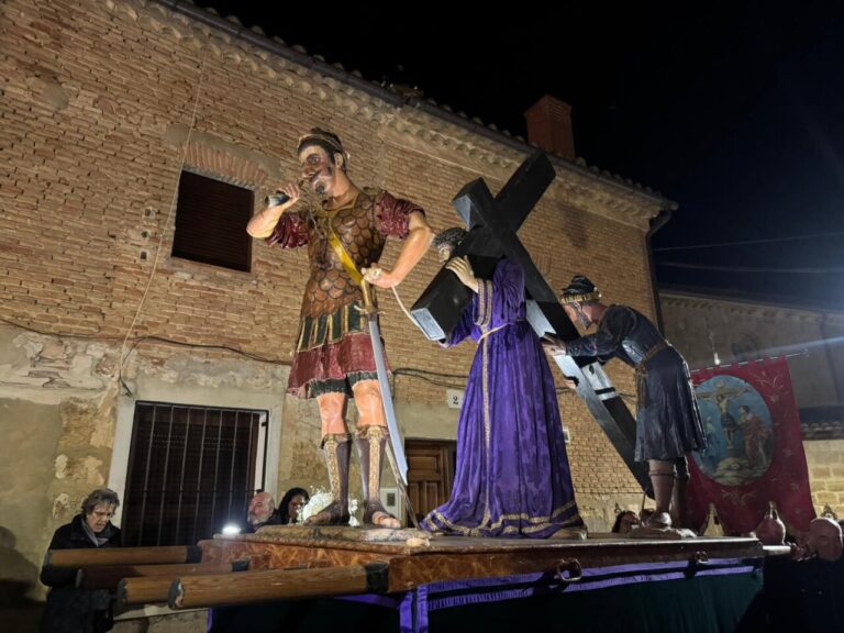 Escena de la procesión del Jueves Santo en Astudillo con figuras religiosas