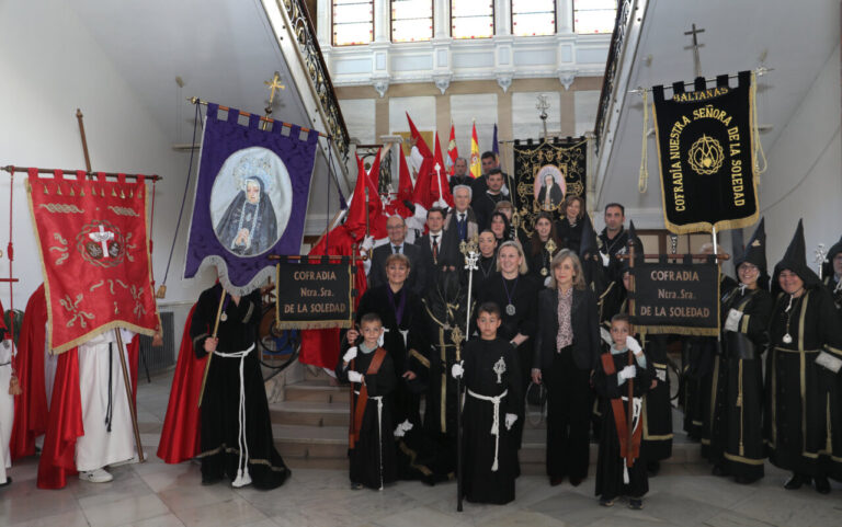 Participantes en la procesión de la Soledad de la Virgen en Palencia