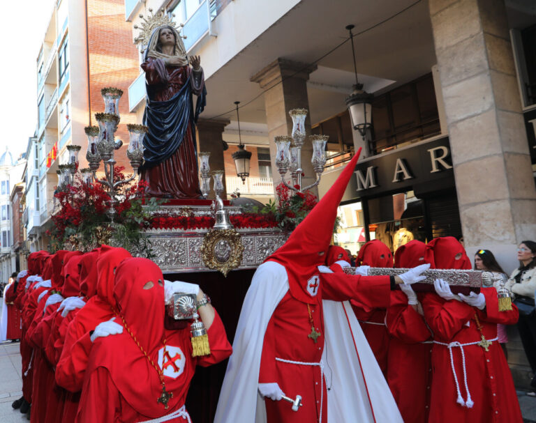 Procesión de la Soledad de la Virgen en Palencia con cofrades en túnicas rojas