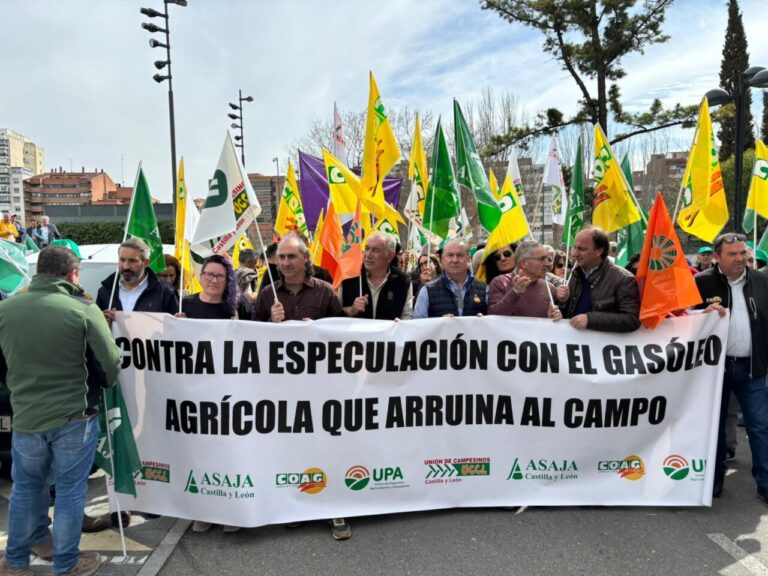 Agricultores protestando con pancarta y banderas en Castilla y León
